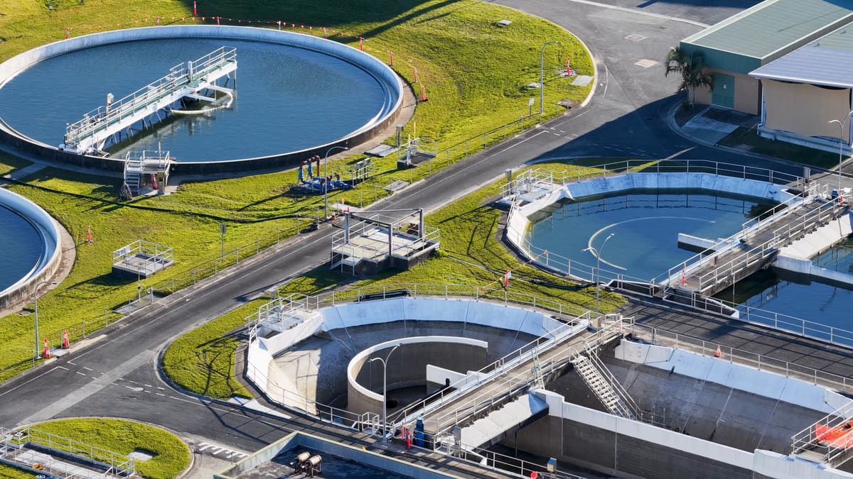 Vista aérea de decantadores circulares de una planta de tratamiento de aguas