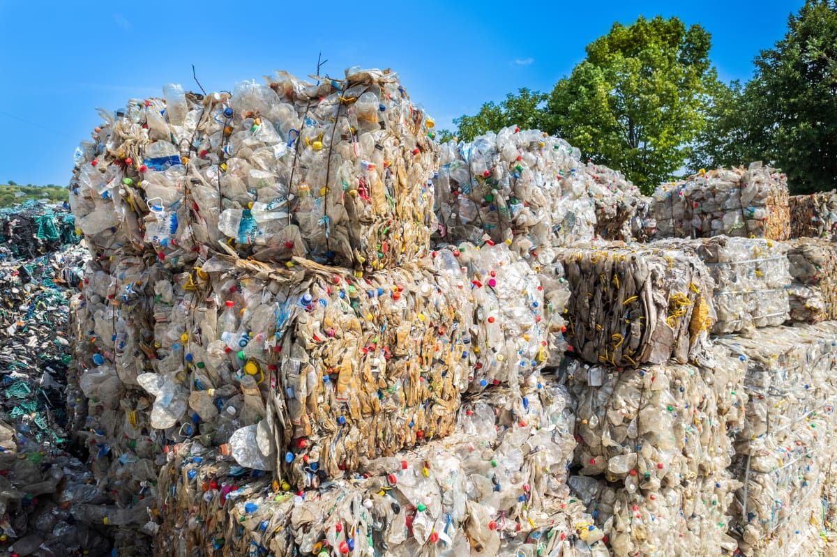 Balas de plástico prensado apiladas en el patio de una planta de reciclaje mecánico