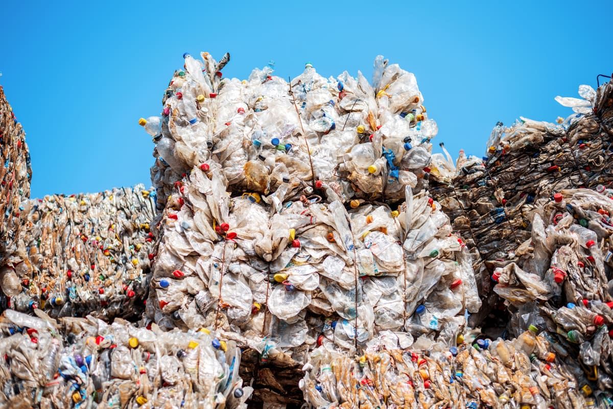 Balas de botellas de PET prensadas al aire libre junto a una planta de reciclaje